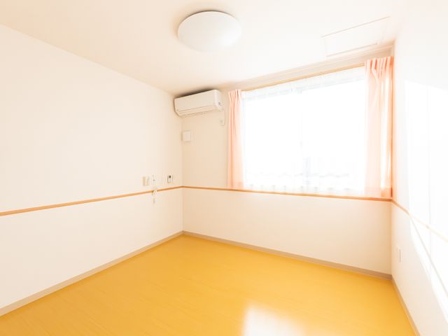 空いている快適な居室 居室 日差しが心地よい広々とした居室です。個々のニーズに合わせてカスタマイズできる環境を提供しています。