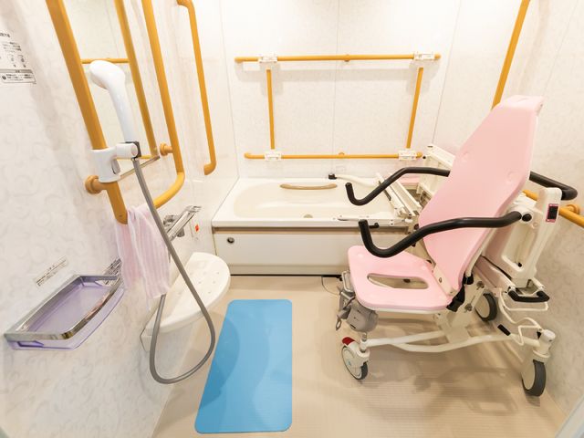 バリアフリー設計の浴室 浴室 安全に配慮された設備が整った清潔な浴室です。手すりやシャワーチェアも完備しており、安心です。