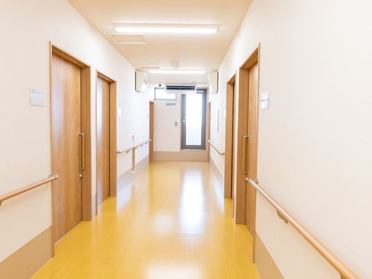 清潔感ある暖色廊下