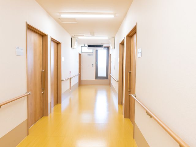 清潔感ある暖色廊下 廊下 手すり付きの明るい廊下は、日々の移動を安全にサポートします。床の色も落ち着いた雰囲気を醸し出しており、清潔感のある快適な空間です。