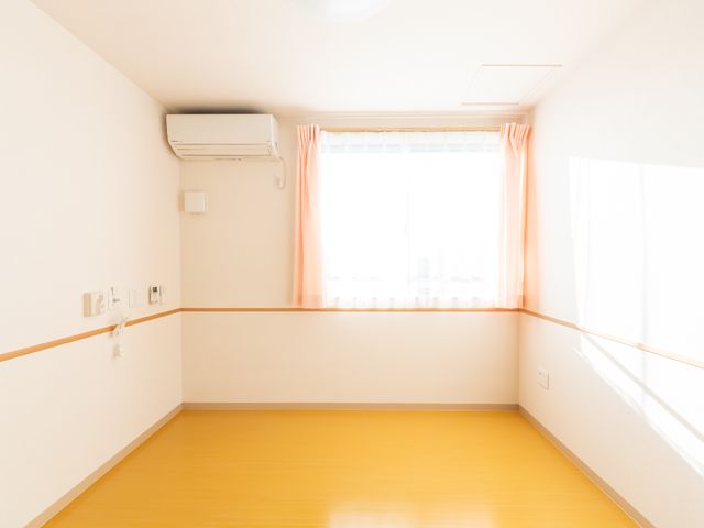 明るい空間の居室 居室 ゆとりある居室は、柔らかな光が差し込む明るく落ち着いた雰囲気です。利用者様の快適な生活空間としてご満足いただけることでしょう。