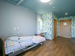明るい居室の様子
