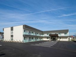 広々とした明るい外観の建物