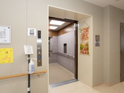 エレベーター前の廊下
