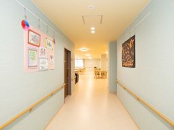 廊下に掲示物と手すり