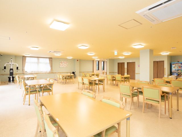 明るい広々とした食堂 共有スペース 広々とした食堂は日差しの心地よい光が差し込み、共に食事を楽しむ穏やかな時間を提供します。