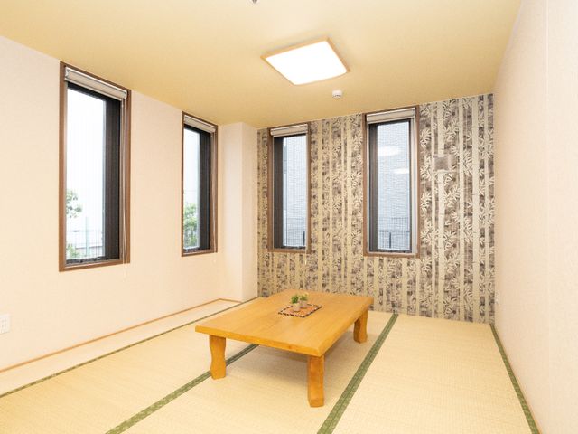 和室の明るい居室 共有スペース 落ち着いた雰囲気の和室です。大きな窓から自然光が入り、ゆったりと過ごせる空間になっております。