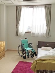 清潔な居室と車椅子