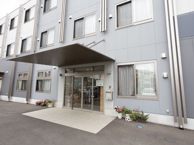 施設の入口外観 外観 清潔感のあるエントランスは、訪れる方を心地よく迎えます。バリアフリー設計で安心して通ることができます。