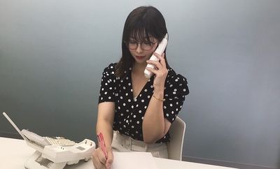 電話対応中の女性スタッフ