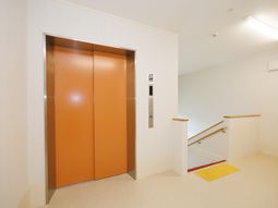 明るい廊下のエレベーター