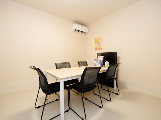 会議テーブルのある部屋