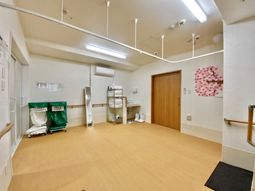 機能訓練室の明るい空間