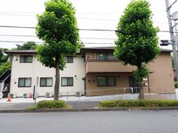 茶色の外壁の建物