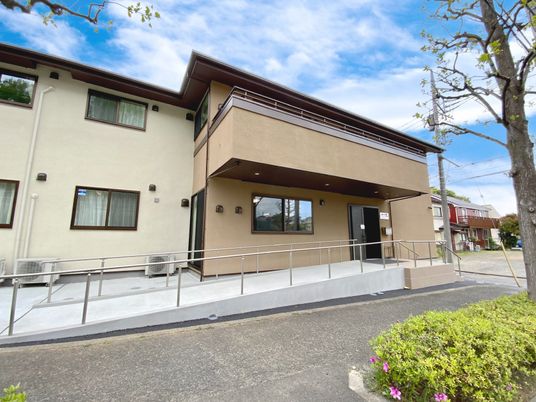 施設の外観と入口