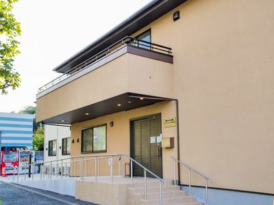 職員入口付き施設外観