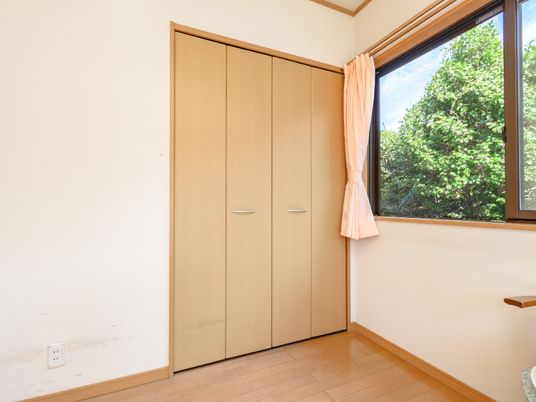 明るい空間の洋室クローゼット