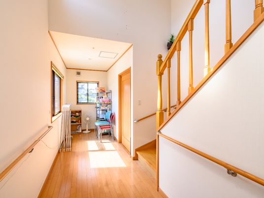 明るい廊下の光景
