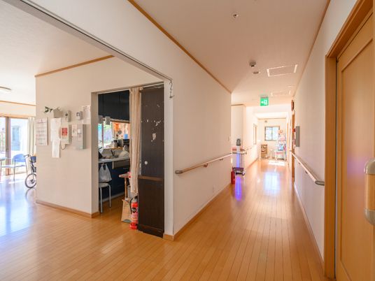 廊下の明るい光景