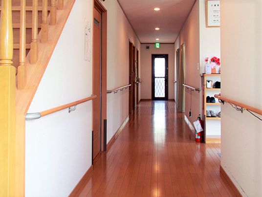 清潔感ある木目調廊下