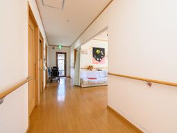 明るい廊下と居室の一部