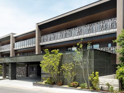 モダンな建物のエントランス