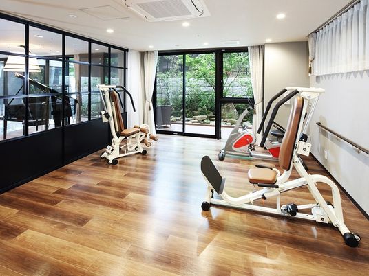 機能訓練室と庭の眺め