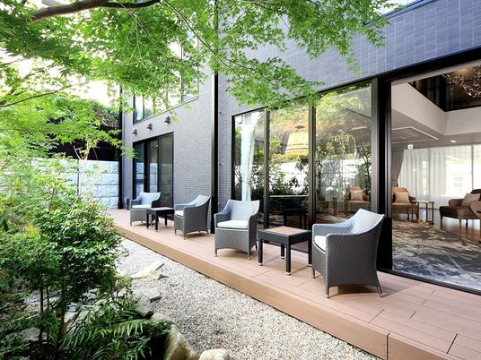 中庭付き施設のテラス