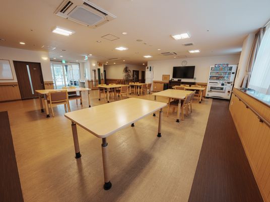 陽光が差し込む食堂