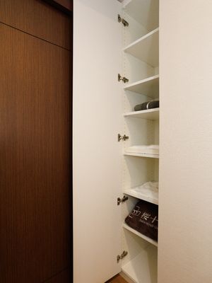 整頓された開いたクローゼット