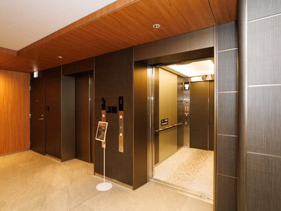 広々とした施設のエレベーター