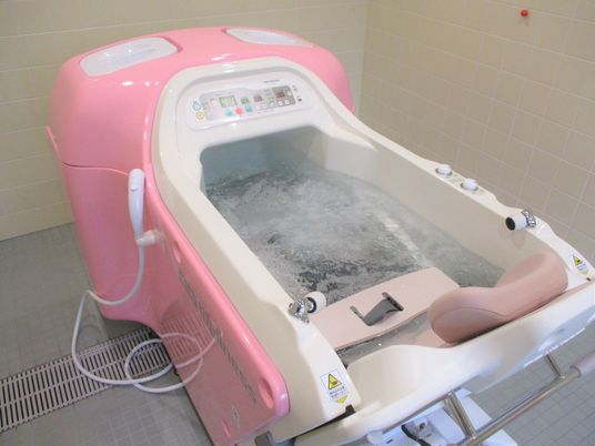 ピンクの機能的な浴槽
