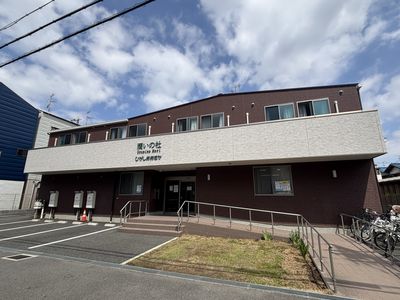 レンガ調の建物外観