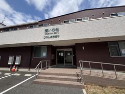 横幅のある建物外観