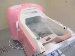 ピンクの浴槽と操作パネル