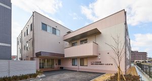 広々とした建物外観