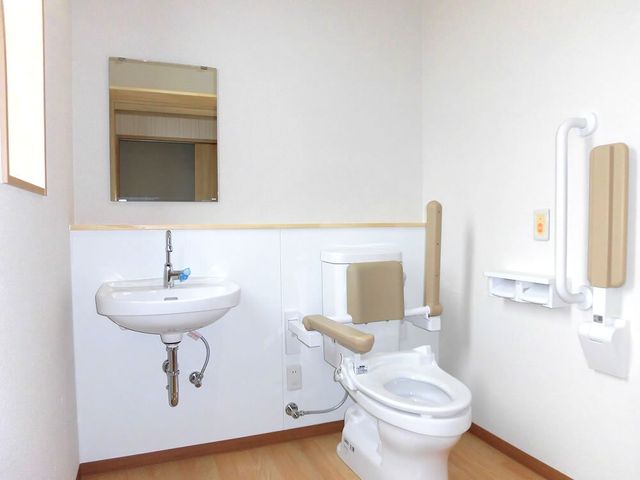バリアフリー対応の浴室 トイレ 手すり完備の清潔なトイレです。安全に配慮された設計で、快適にお使いいただけます。