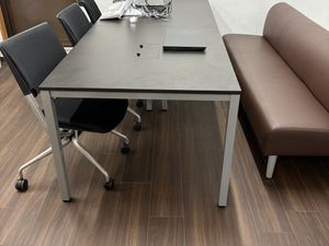 相談用の机と椅子のある休憩室  