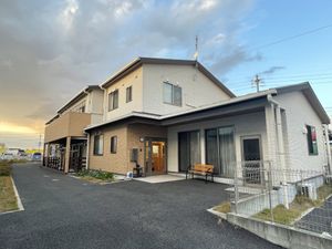 明るく広い施設の外観