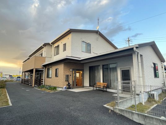 明るく広い施設の外観