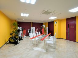 黄色の壁が特徴のトレーニング室