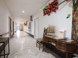 明るく清潔な廊下