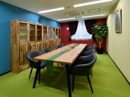 明るい食堂のテーブルと椅子