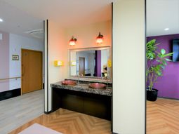 明るい洗面台の空間