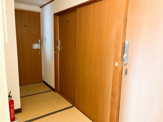 居室の廊下とドア