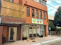 通りに面した施設エントランス
