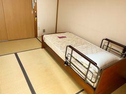 畳のある明るい居室