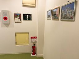 絵画飾られた職場廊下