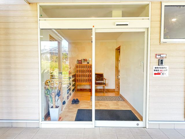 明るいエントランスの風景 エントランス 温かみのあるエントランスが迎える、心地よい職場環境でのお仕事をご提供します。