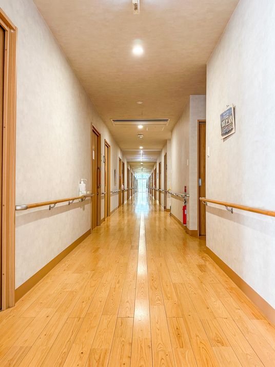 明るく広い廊下の風景
